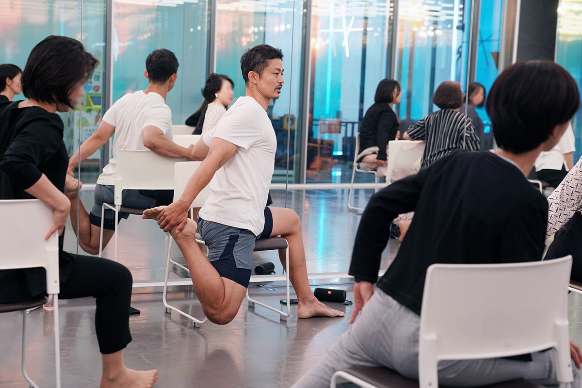 樋之口明博による「チェアーヨガ」