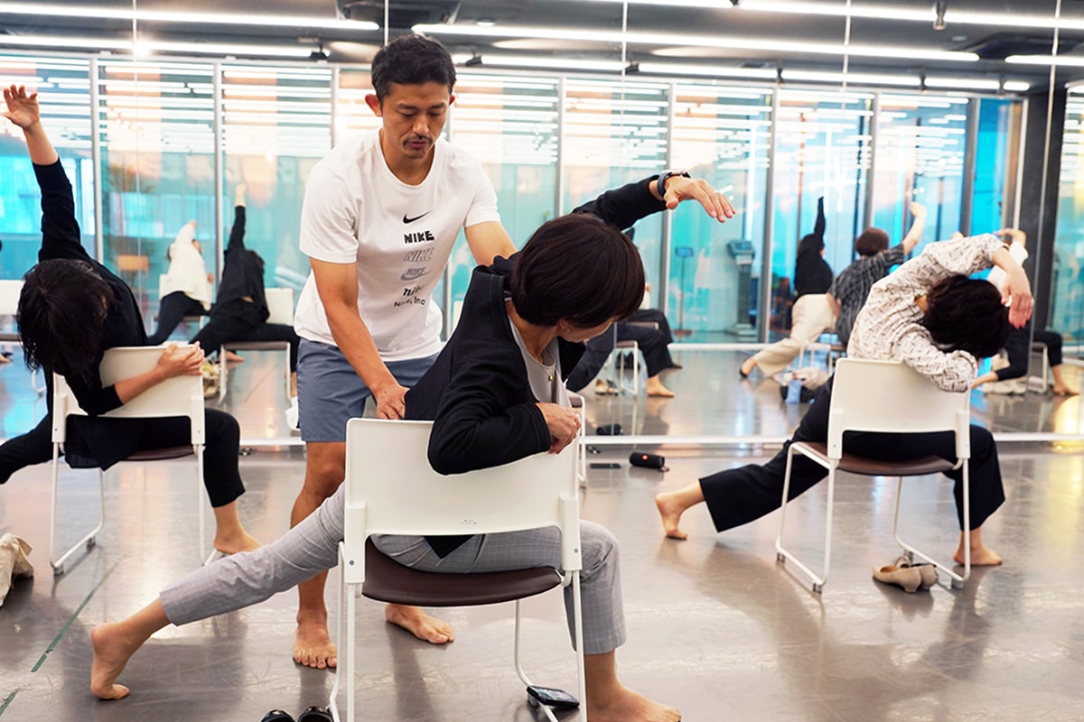 樋之口明博による「チェアーヨガ」